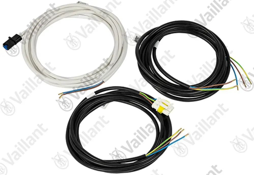 Drei elektrische Kabel von Vaillant, jeweils mit unterschiedlichen Anschlüssen und Leitungen, die für die Verbindung in Heizungsanlagen verwendet werden.
